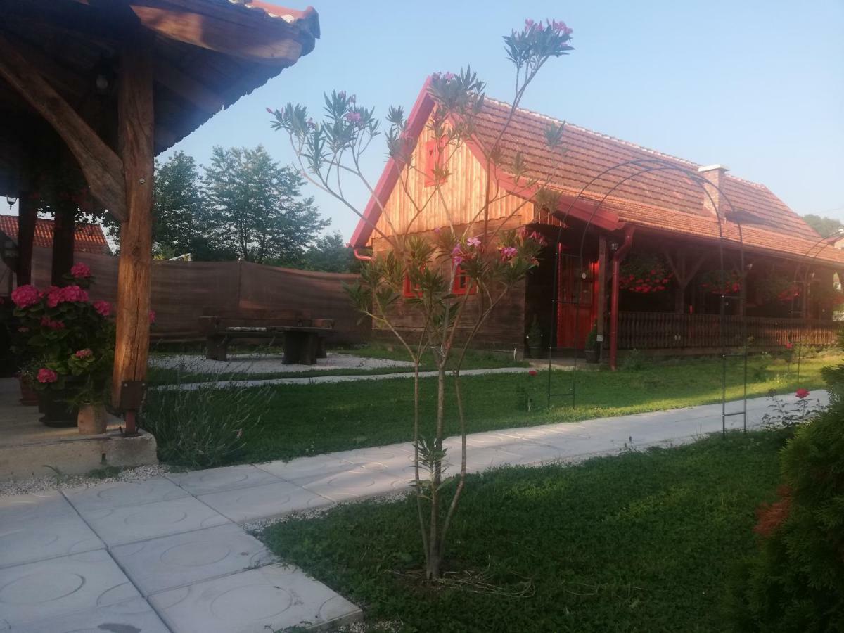 Pod Orehom Drvena Kuca I Sauna Hotel Krapina Exterior foto