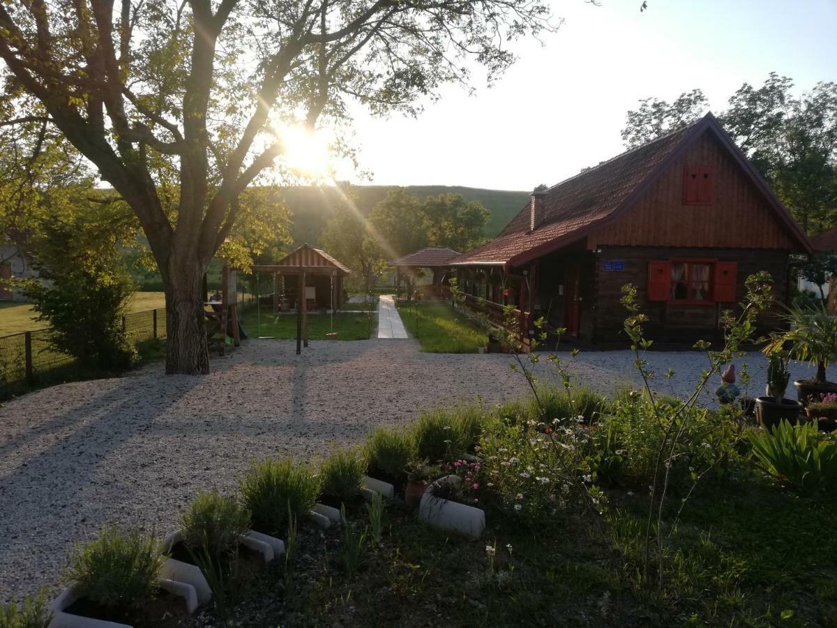 Pod Orehom Drvena Kuca I Sauna Krapina Exterior foto